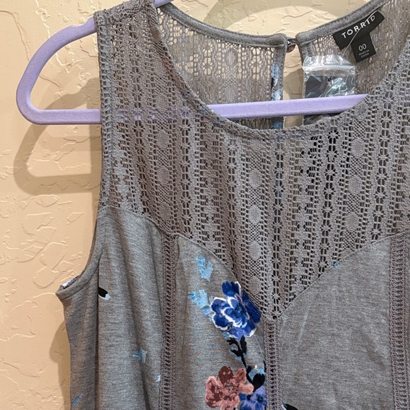 Torrid Grey/Floral Midi Dress Size 00 firm - Picture 2 of 3
